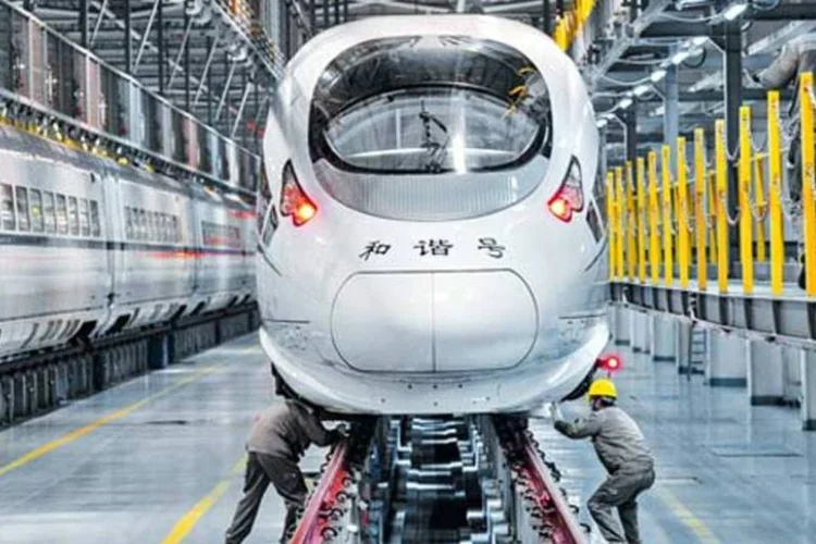 
	F&aacute;brica de trens na China: raras s&atilde;o as semanas que o pa&iacute;s n&atilde;o anuncia algum tipo de acordo ferrovi&aacute;rio
 (Yu Ping/AFP Photo)