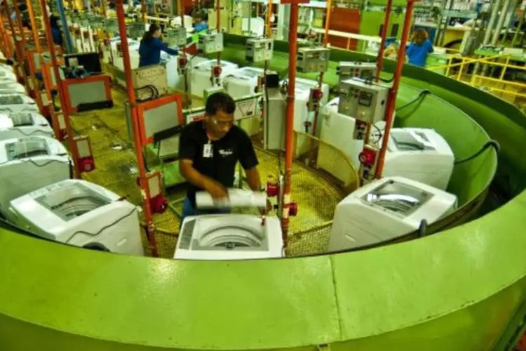 
	Linha de montagem de m&aacute;quinas de lavar da Whirlpool: a receita avan&ccedil;ou 7%
 (Ricardo Correa/EXAME)