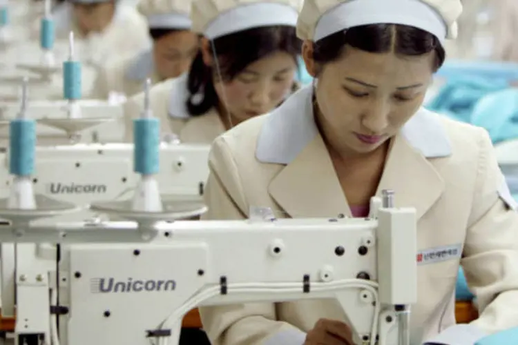 Funcionárias norte-coreanas trabalham em uma fábrica de roupas no parque industrial de Kaesong, na Coreia do Norte (REUTERS / Lee Jae-won)