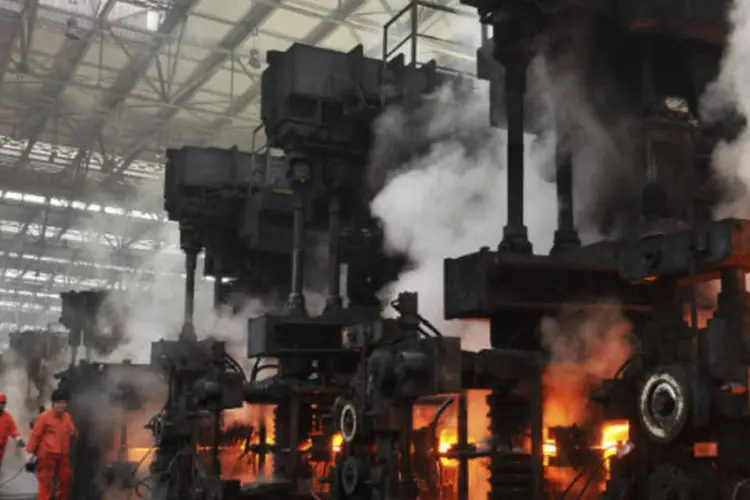 Funcionários trabalham em uma fábrica de aço em Dalian, na China (REUTERS / China Daily)