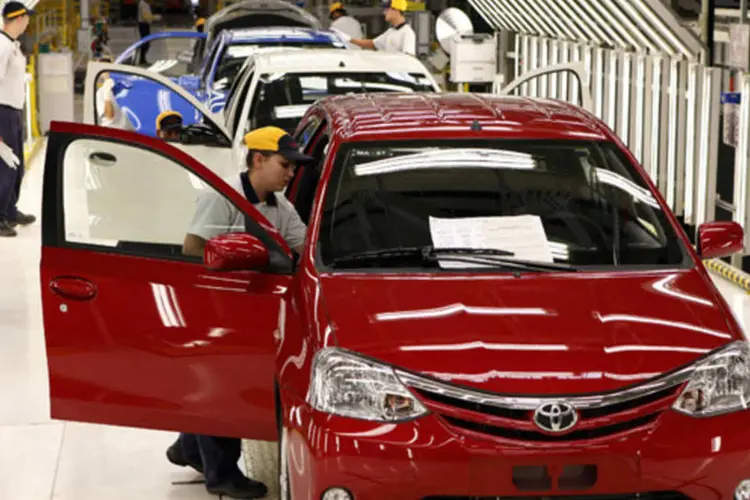 Trabalhadores são vistos durante uma sessão de treinamento na fábrica da Toyota em Sorocaba, em agosto (Paulo Whitaker/Reuters)