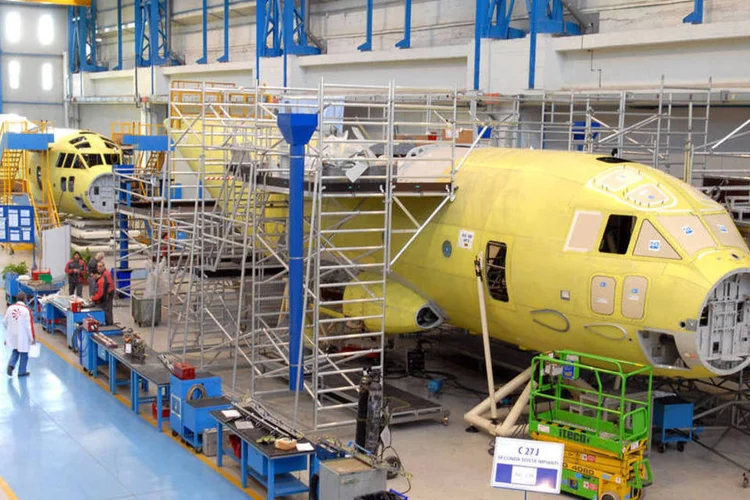 
	Fabrica de avi&otilde;es militares em N&aacute;poles, na It&aacute;lia
 (Victor Sokolowicz/Bloomberg)