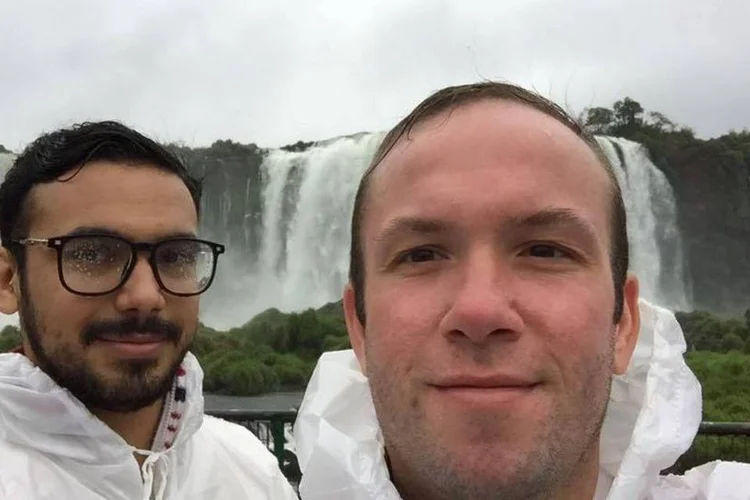 
	Eduardo Santarelo e seu marido, Maur&iacute;cio
 (Reprodução/Facebook/Eduardo Santarelo)