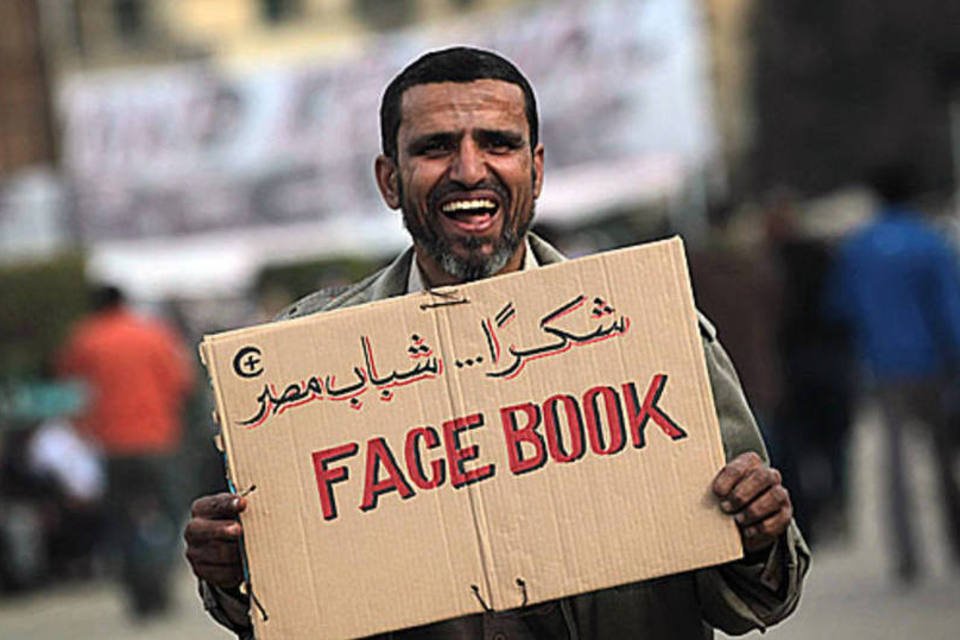 Manifestante egípcio mostra placa com o nome Facebook: as redes também podem ser usadas pelos governos  (John Moore/Getty Images)