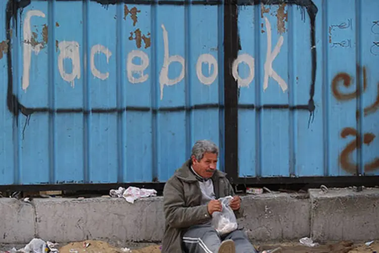 Na cidade do Cairo, uma pichação saúda o papel do Facebook no levante que derrubou o ditador Hosni Mubarak  (Getty Images)