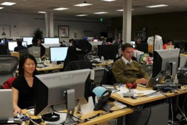Funcionários trabalham no QG do Facebook, em Palo Alto, Califórnia: a entrada na bolsa poderá enriquecer grande parte de seus empregados de cargos baixos e médios
 (Gabriel Bouys/AFP)