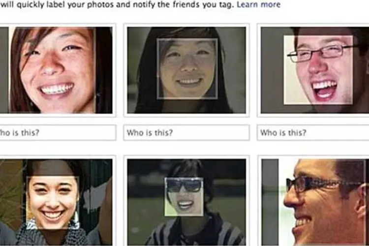 O recurso de reconhecimento facial do Facebook sugere que o usuário marque as pessoas presentes em suas fotos (Reprodução)