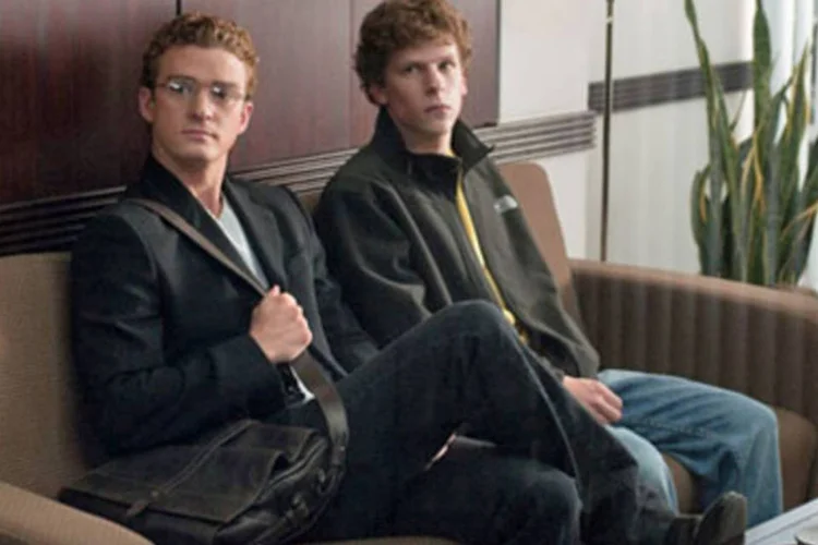 Filme relata como Mark Zuckerberg, o co-fundador do Facebook, transformou-se de estudante arrogante em criador de um site de relacionamento social (.)