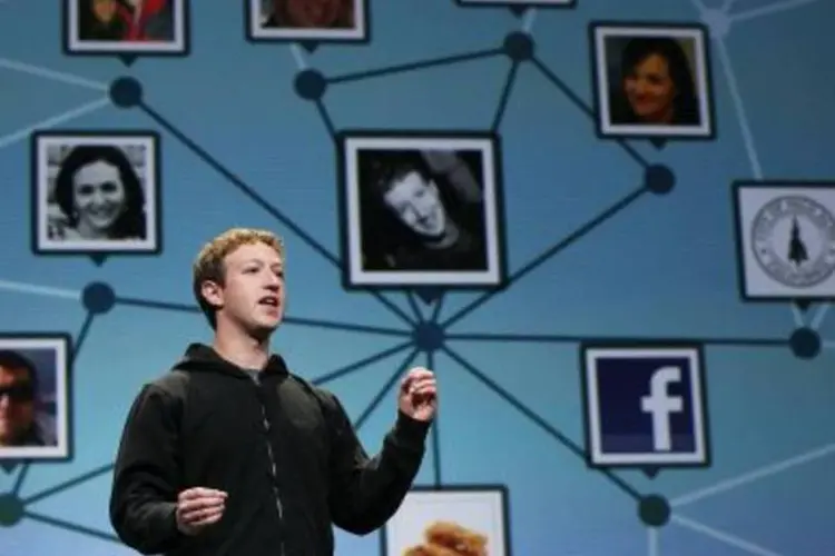 Mark Zuckerberg, fundador e CEO do Facebook, procura executivos brasileiros (.)