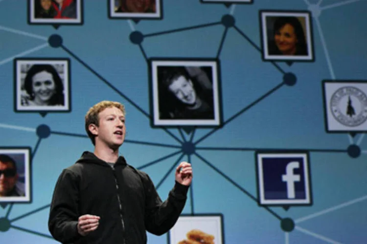 O criador e presidente do Facebook, Mark Zuckerberg, quer recrutar os funcionários mais experientes do Google (.)