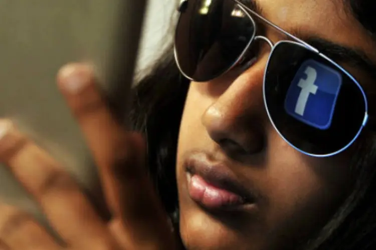 Logo do Facebook é refletido em óculos escuros de indiana: "almejamos um bilhão (de usuários) na Índia", disse diretor de crescimento mundial do Facebook (AFP/Getty Images)