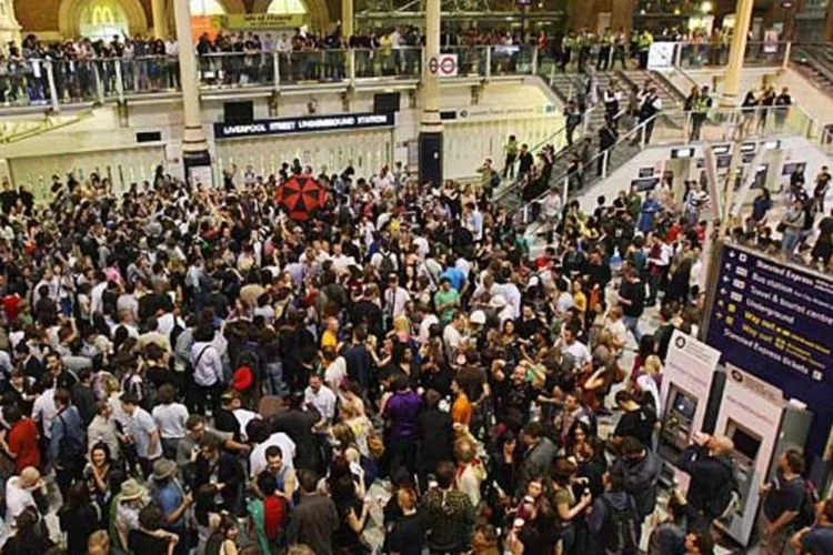 Festas convocadas no Facebook, como esta, no metrô de Londres, podem atrair milhares de pessoas (Daniel Berehulak / Getty Images)