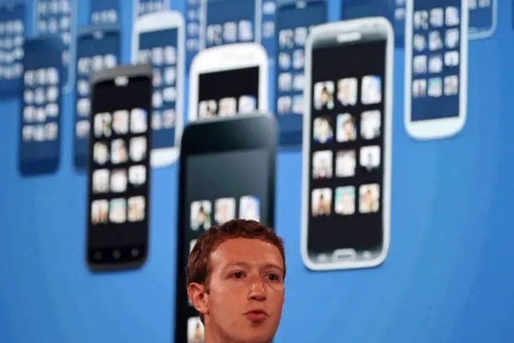 
	Facebook no smartphone: a empresa quer for&ccedil;ar os usu&aacute;rios a usar o Messenger
 (Getty Images)
