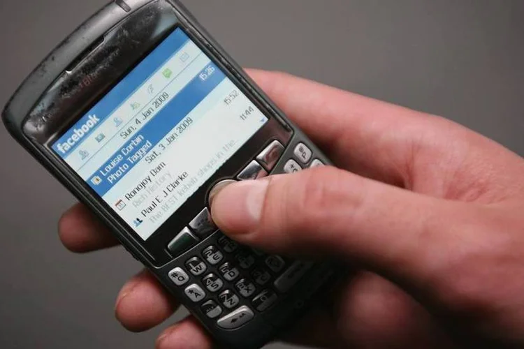 Facebook no celular (Getty Images)