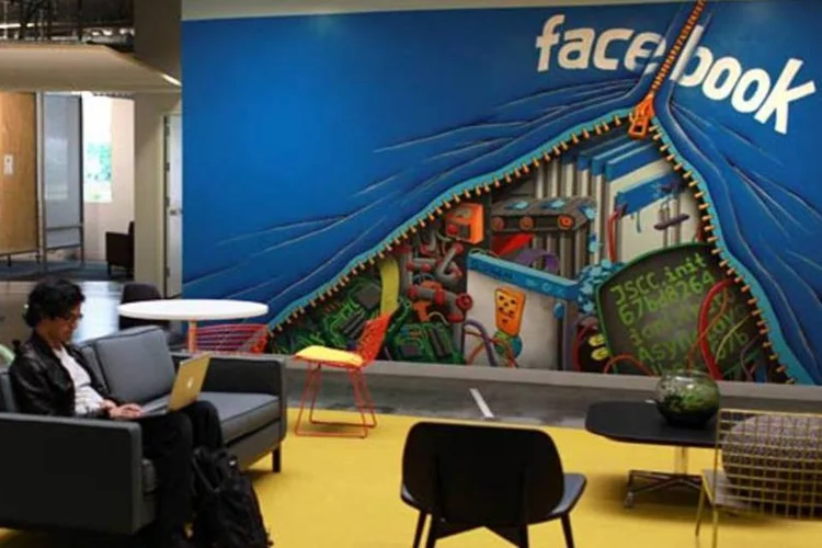 Funcionário do Facebook: trabalhar na empresa pode fazer bem para o currículo, mas nem sempre é a melhor opção para o bolso (Matt Harnack / Facebook)