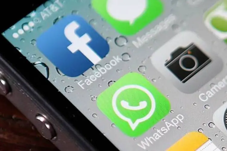 Ícones do Facebook e do WhatsApp num iPhone (Justin Sullivan / Getty Images)