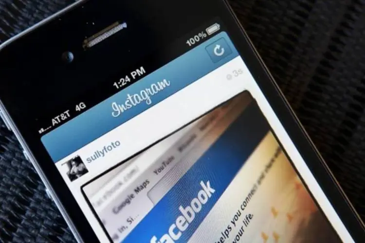 Facebook no celular (Getty Images)