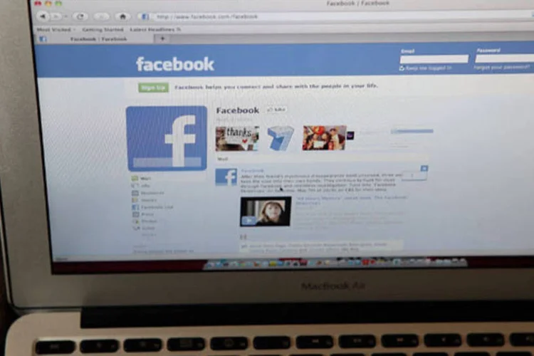 A mãe, que acessou a conta do filho após perceber nele uma conduta estranha, descobriu conversas eróticas no Facebook (Getty Images)