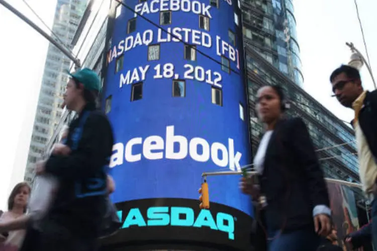 
	Logo do Facebook na Times Square: condi&ccedil;&atilde;o para uso &eacute; que os investidores sejam avisados sobre quais sites ser&atilde;o usados para divulgar as informa&ccedil;&otilde;es
 (GettyImages)
