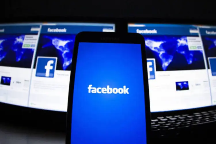 
	Facebook sendo acessado em um smartphone: hashtag seria mais um motivo para capitalizar an&uacute;ncios
 (REUTERS)
