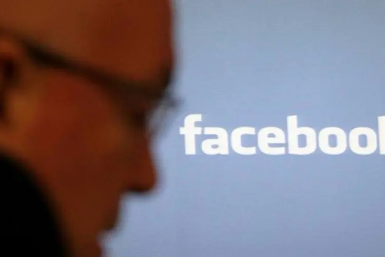 Consumidores no Facebook (Getty Images)