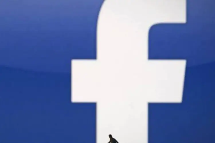 
	Logo do Facebook: por US$ 15, a rede social ainda estaria avaliado em 24 vezes o seu lucro projetado para 2013
 (Joel Saget/AFP)