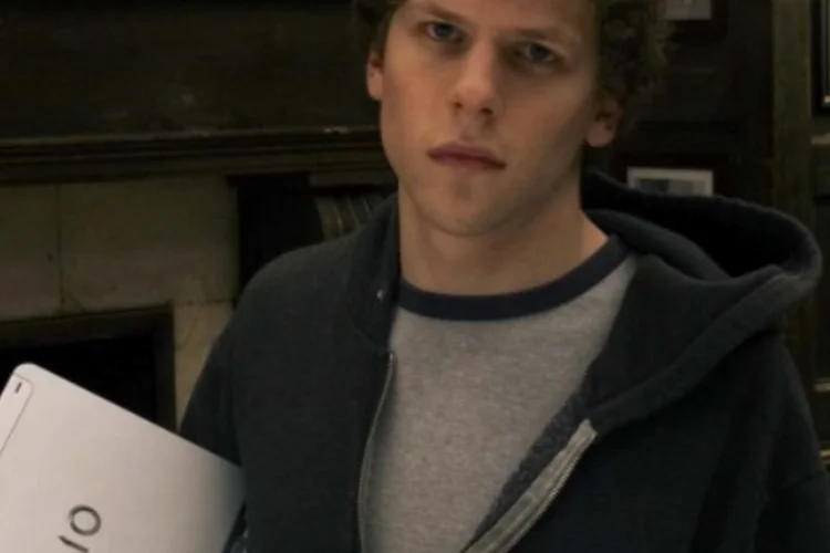 The Social Network: Adidas, Apple, Google, Polaroid, Victoria's Secret, Dell, Cadillac, e outras marcas de peso passeiam pelos cenários do filme (Divulgação/Columbia Pictures)