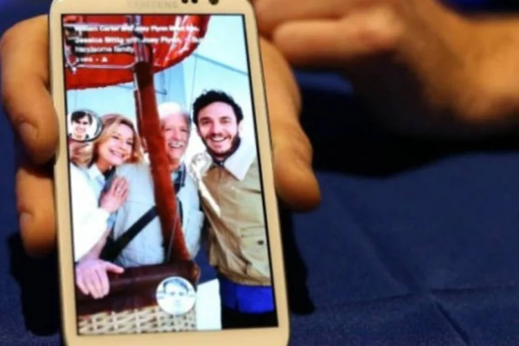A função também exibe as atualizações e fotos publicadas na rede social, mesmo se o dispositivo não tiver suporte para o pacote completo da aplicação Facebook Home (Getty Images)