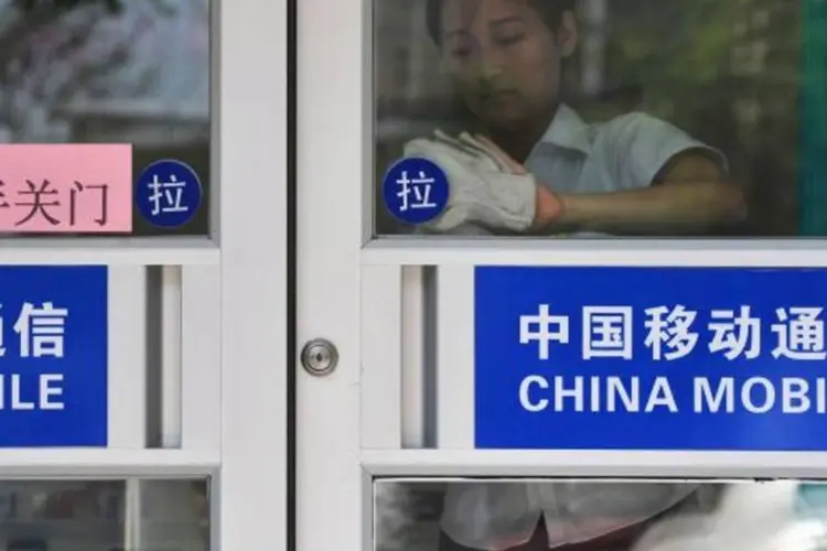 Fachada da China Mobile em uma porta de vidro (Reuters)