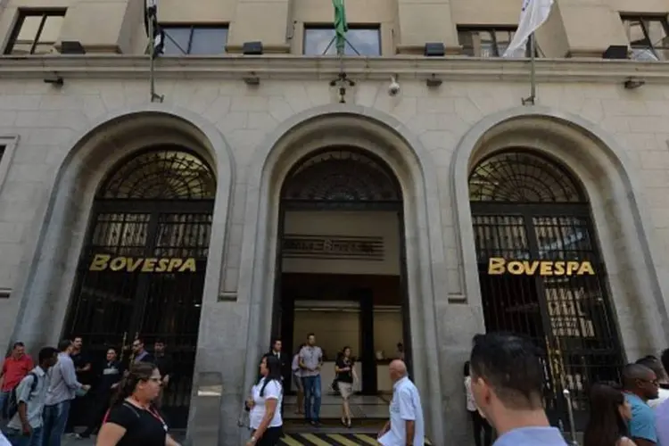 
	Pessoas caminham em frente a Bovespa: a conta inclui sal&aacute;rios e remunera&ccedil;&atilde;o vari&aacute;vel, como participa&ccedil;&atilde;o nos lucros e op&ccedil;&otilde;es de a&ccedil;&otilde;es
 (Nelson Almeida/AFP/Getty Images)