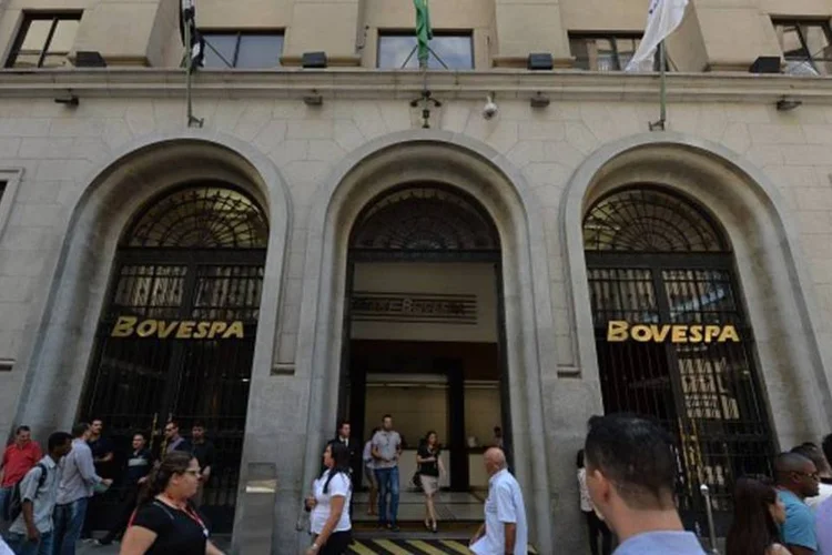
	Bovespa: &agrave;s 10:09, o Ibovespa subia 0,05 por cento, a 56.901,95 pontos
 (Nelson Almeida/AFP/Getty Images)