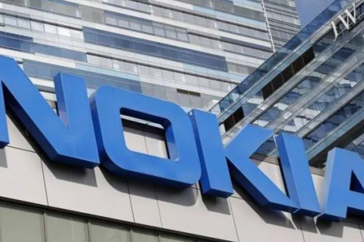 
	Logotipo da Nokia: caixa l&iacute;quido da empresa poderia chegar ao baixo n&iacute;vel de 1,3 bilh&atilde;o de euros no fim de 2013, segundo a S&amp;P.
 (Mario Anzuoni/Reuters)