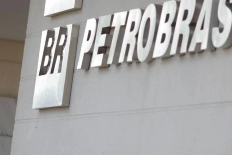 
	Fachada da Petrobras no pr&eacute;dio da empresa no Rio de Janeiro: nova jazida de g&aacute;s foi descoberta na &aacute;rea setentrional da Patag&ocirc;nia
 (Ricardo Moraes/Reuters)