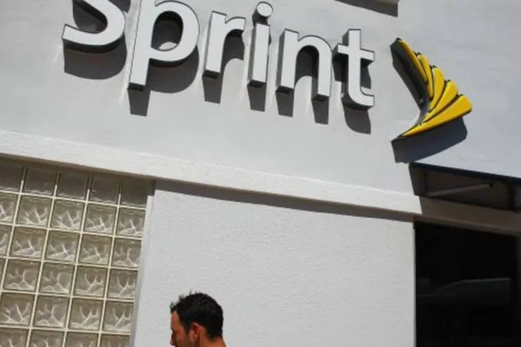 
	Fachada da Sprint: companhia, na qual o grupo japon&ecirc;s SoftBank det&eacute;m 80 por cento de participa&ccedil;&atilde;o, disse que perdeu 231 mil assinantes l&iacute;quidos de p&oacute;s-pago, ante estimativas em Wall Street de 244 mil perdas
 (Joe Raedle/Getty Images)
