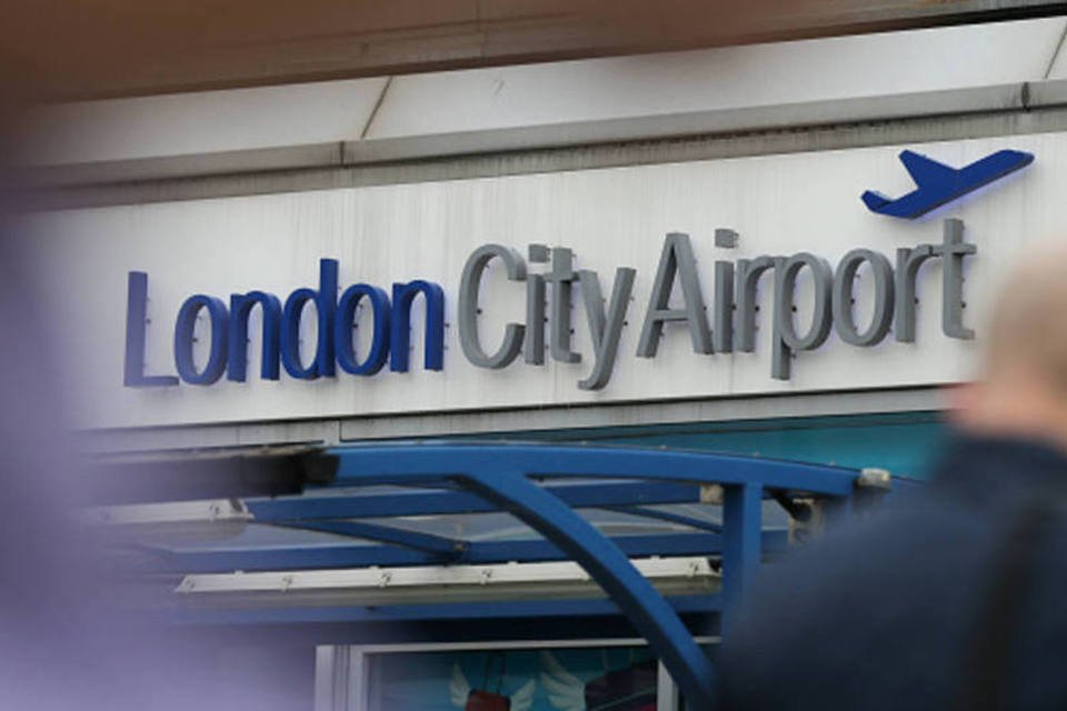 Polícia prende 9 por protesto em aeroporto de Londres