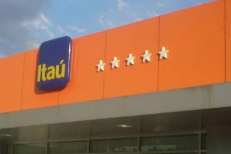 Fachada de agência do Itaú: Entre março de 2011 e março deste ano, o total de funcionários do Itaú teria passado de 104 mil para 96,2 mil (Pedro Zambarda/EXAME.com)