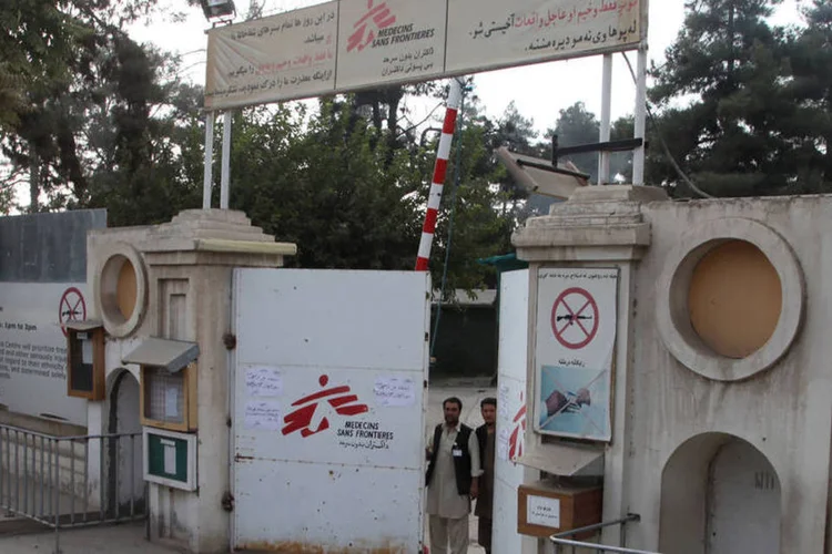 
	Fachada do hospital do MSF bombardeado: blindado for&ccedil;ou a passagem e danificou a porta de entrada, aparentemente sem saber que diretores da MSF estavam no local
 (Reuters / Stringer)