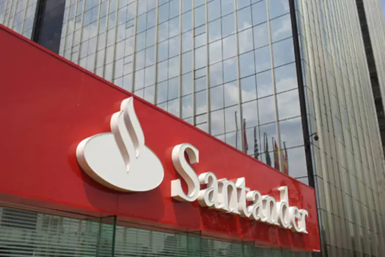 
	Fachada da sede do banco Santander: nos nove primeiros meses do ano, os ganhos chegaram a 3,310 bilh&otilde;es de euros, o que representou uma alta de 76,9% na compara&ccedil;&atilde;o anual
 (Gustavo Kahil/EXAME.com)