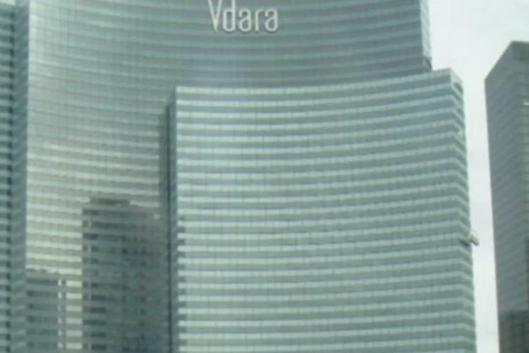 Fachada do hotel Vdara, em Las Vegas: prédio também é completamente revestido por vidros espelhados e tem a fama de projetar um "raio da morte" (Wikimedia Commons)