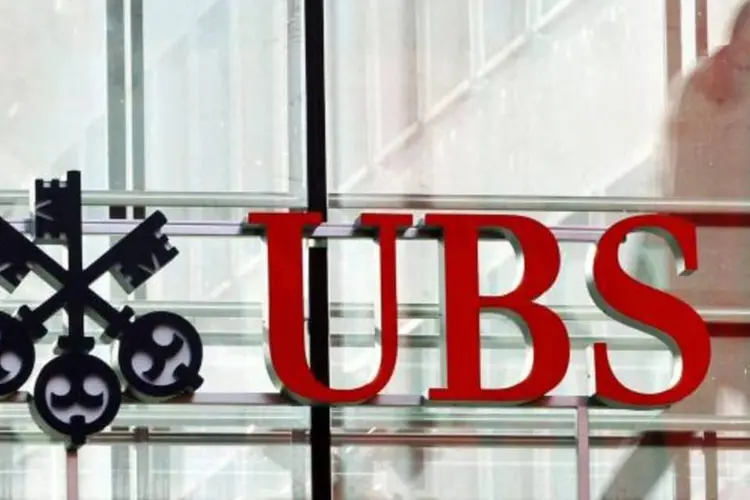 Homem anda perto de fachada do UBS em Zurique, na Suíça (Arnd Wiegmann/Reuters)