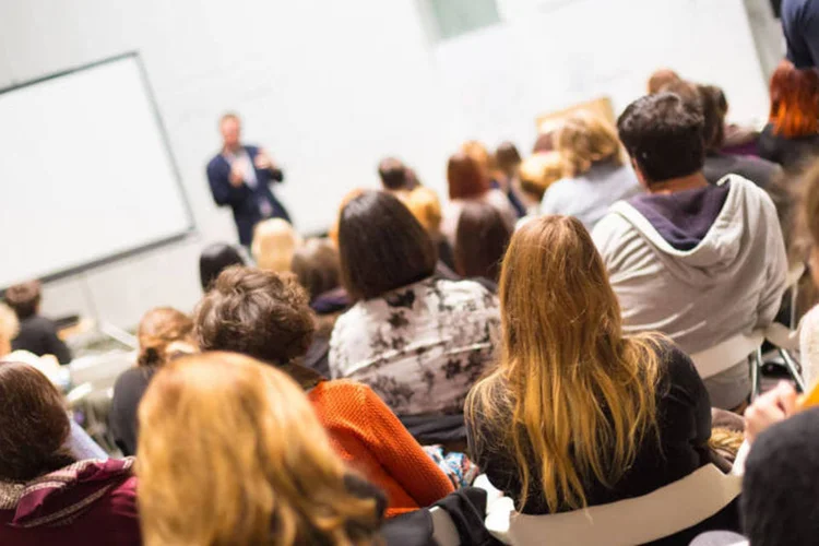 Aula: faculdades são a maioria entre instituições de ensino superior insatisfatórias, segundo o MEC (Thinkstock)