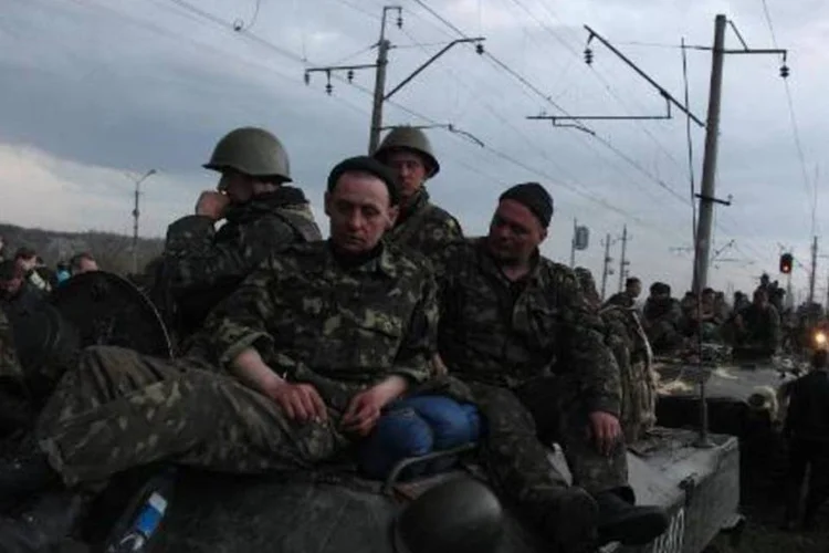 
	Soldados ucranianos em 16 de abril na cidade de Kramatorsk: 300 pessoas atacaram ontem &agrave; noite com coquet&eacute;is Molotov um quartel da Guarda Nacional em Mariupol
 (AFP)