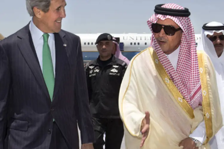 O ministro das Relações Exteriores da Arábia Saudita, Saud al-Faisal e o secretário de Estado americano, John Kerry: Faisal destacou que a Rússia "não tem justificativa" para armar o regime sírio. (REUTERS/Jacquelyn Martin/Pool)