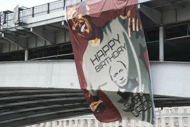 Faixa em Moscou: ela mostrou Obama vestindo camiseta desejando feliz aniversário a Putin (Agência Ridus/Reuters)