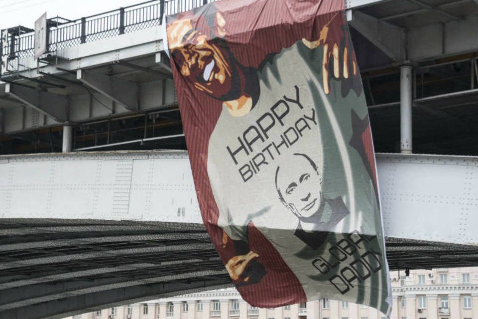 Arte, música e problemas marcam aniversário de Putin