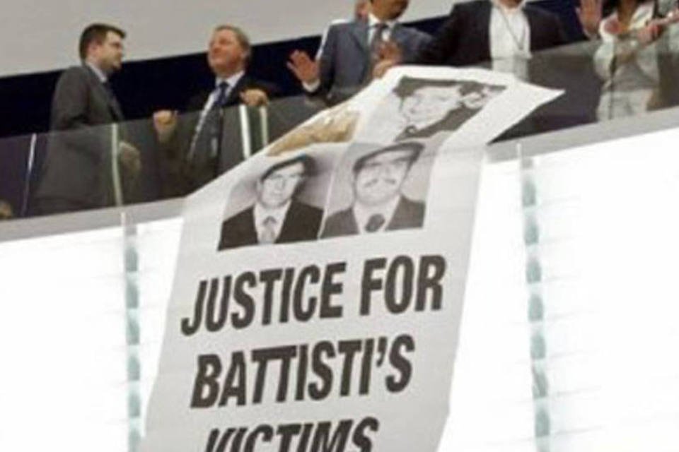 Faixa no Parlamento Europeu denuncia Brasil por caso Battisti