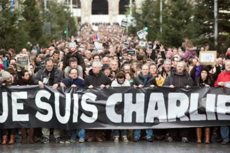 
	Faixa com a inscri&ccedil;&atilde;o &#39;Je Suis Charlie&#39; (Eu sou Charlie) &eacute; exibida na frente de uma manifesta&ccedil;&atilde;o em mem&oacute;ria das v&iacute;timas dos atentados no pa&iacute;s
 (Denis Charlet/AFP)