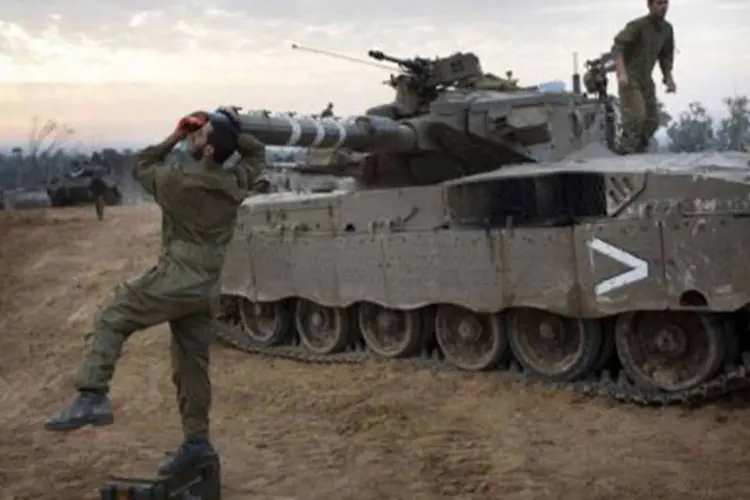 Soldados israelenses preparam tanque na fronteira com a Faixa de Gaza
 (Menahem Kahana/AFP)