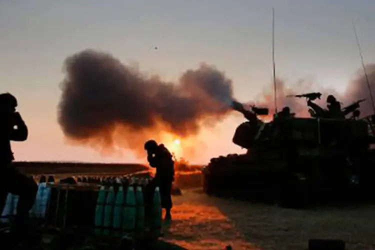 
	Soldados israelenses disparam m&iacute;sseis em dire&ccedil;&atilde;o &agrave; Faixa de Gaza
 (Menahem Kahana/AFP)