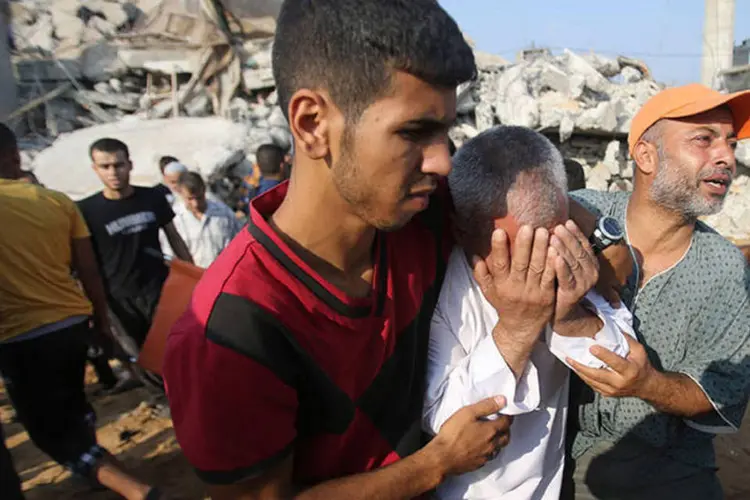 Palestino se desespera enquanto pessoas buscam vítimas nos encombros de uma casa atingida por ataque israelense (REUTERS/Ibraheem Abu Mustafa)